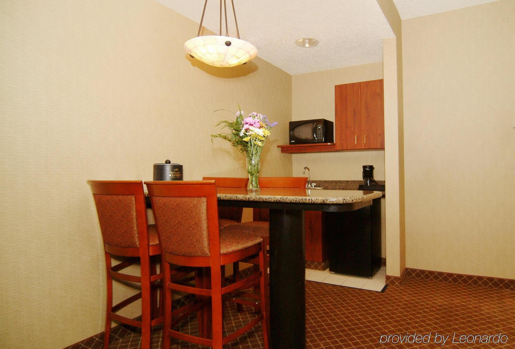 Holiday Inn Express Hotel & Suites Cedar Rapids I-380 At 33Rd Avenue, An Ihg Hotel Rom bilde